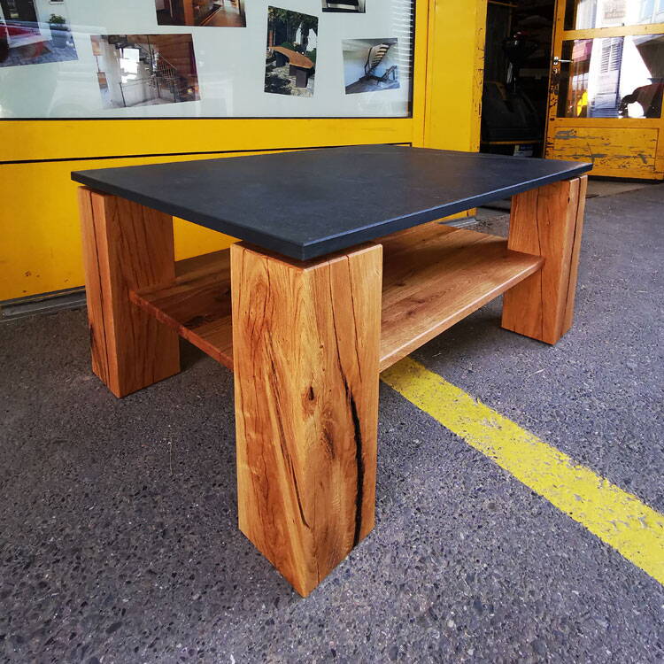 Holztisch mit Granitplatte Holztisch mit Granitplatte